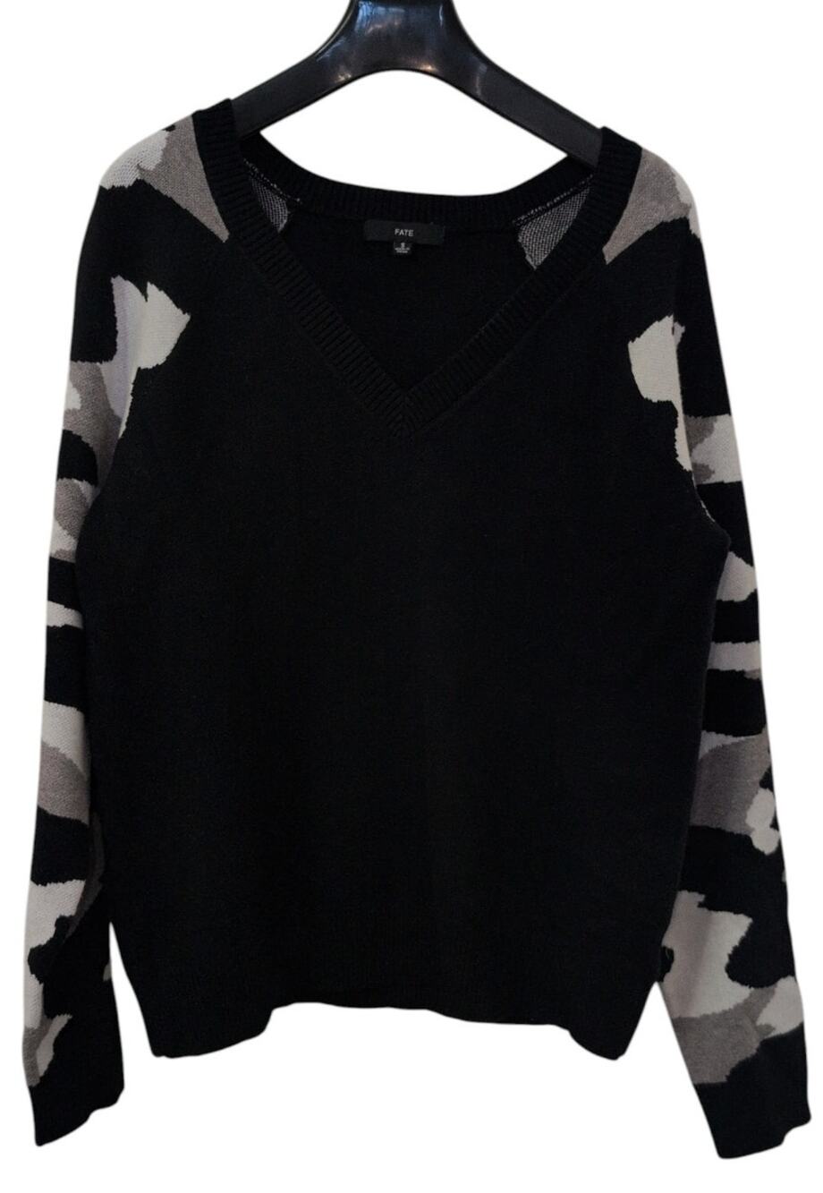 Fate Women’s Sweater Black with Grey Camouflage Raglan Sleeves Size Small EUC